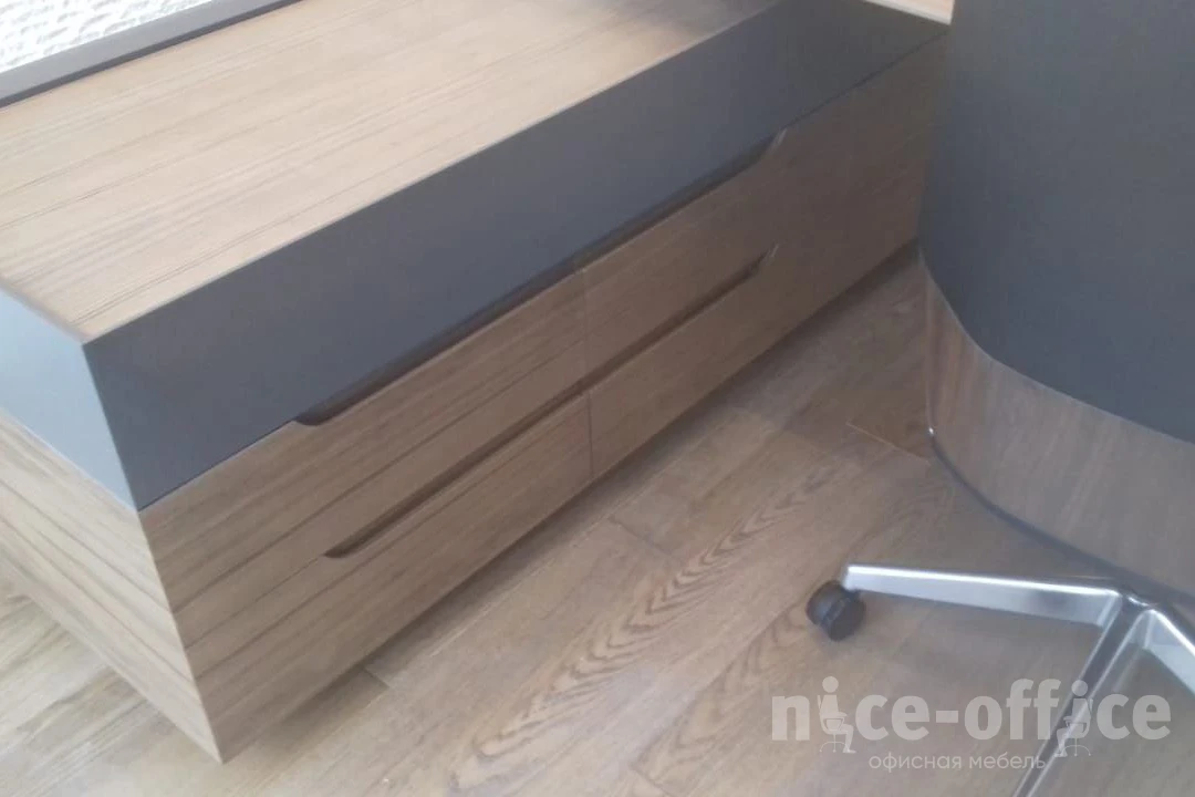 Стол руководителя на опорной тумбе, левый 2200х1800х750 Quartz Американский орех/Графит фото в интерьере 2