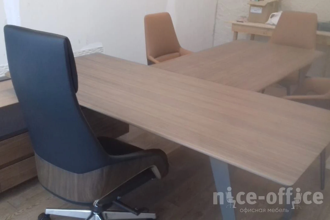 Стол руководителя на опорной тумбе, левый 2200х1800х750 Quartz Американский орех/Графит фото в интерьере 3