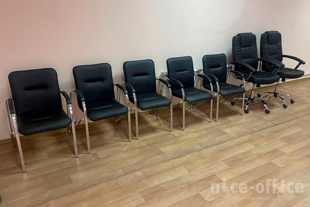 Стул Самба с пластиковыми подлокотниками SMB-03H Хром гальв. фото в интерьере 1